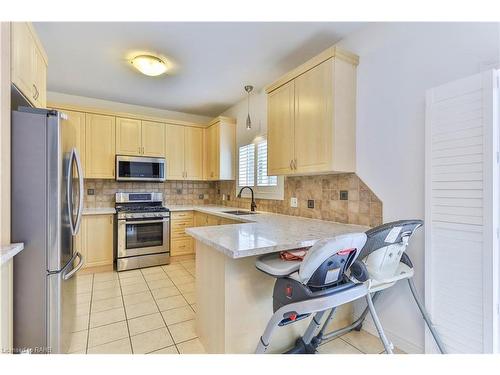 46 Bridgenorth Crescent, Stoney Creek, ON - Indoor Photo Showing Kitchen With Stainless Steel Kitchen