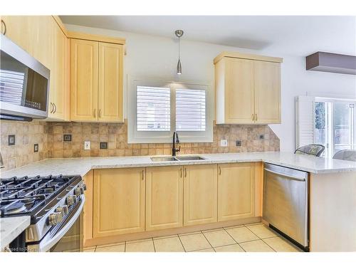 46 Bridgenorth Crescent, Stoney Creek, ON - Indoor Photo Showing Kitchen With Double Sink