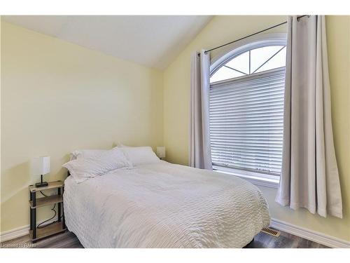 46 Bridgenorth Crescent, Stoney Creek, ON - Indoor Photo Showing Bedroom