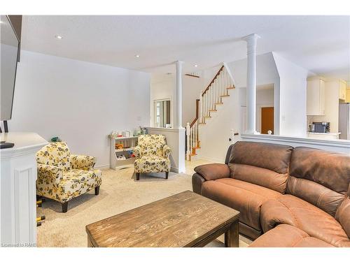 46 Bridgenorth Crescent, Stoney Creek, ON - Indoor Photo Showing Living Room