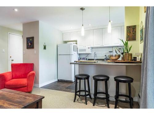 307-40 Robinson Street, Hamilton, ON - Indoor Photo Showing Kitchen