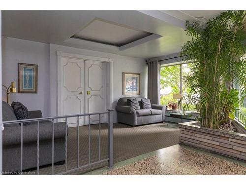 307-40 Robinson Street, Hamilton, ON - Indoor Photo Showing Living Room