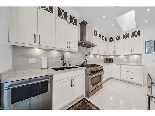 94 Seabreeze Crescent, Stoney Creek, ON - Indoor Photo Showing Kitchen With Double Sink With Upgraded Kitchen