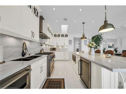 94 Seabreeze Crescent, Stoney Creek, ON - Indoor Photo Showing Kitchen With Double Sink With Upgraded Kitchen