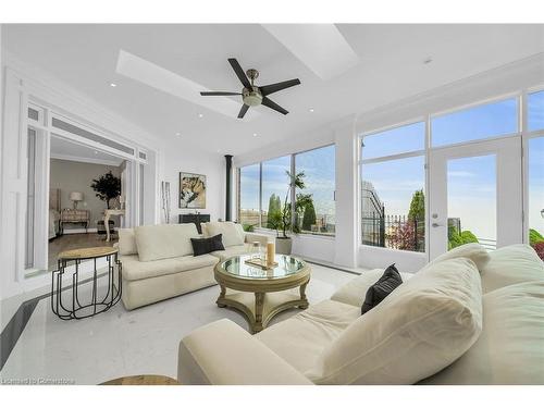 94 Seabreeze Crescent, Stoney Creek, ON - Indoor Photo Showing Living Room