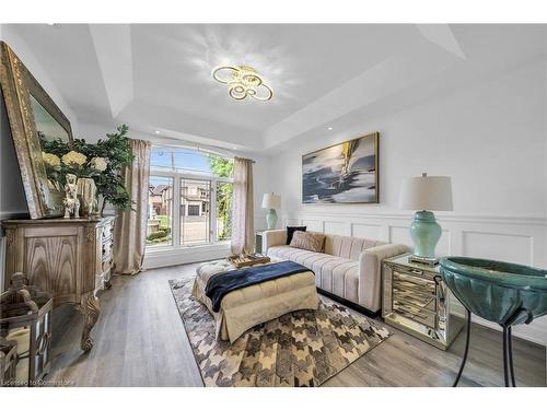 94 Seabreeze Crescent, Stoney Creek, ON - Indoor Photo Showing Living Room