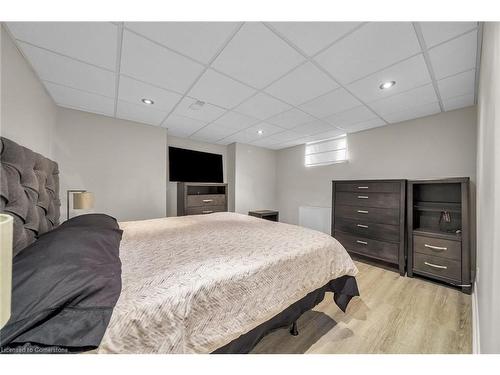 94 Seabreeze Crescent, Stoney Creek, ON - Indoor Photo Showing Bedroom