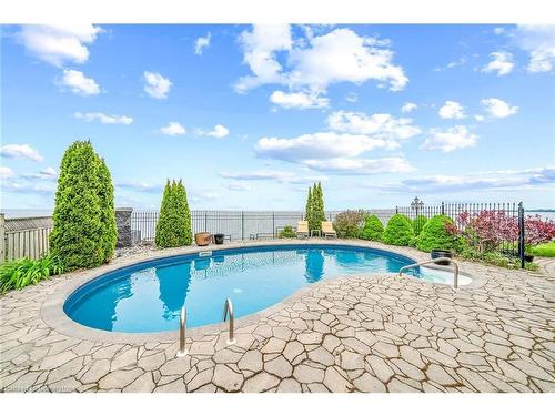 94 Seabreeze Crescent, Stoney Creek, ON - Outdoor With In Ground Pool