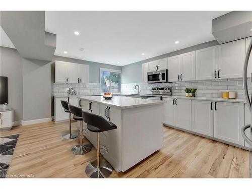 31 Hoodless Court, Brantford, ON - Indoor Photo Showing Kitchen With Upgraded Kitchen