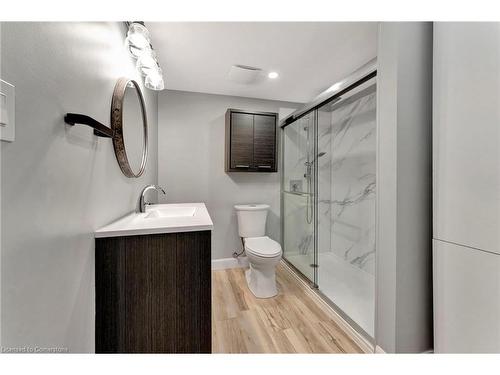 31 Hoodless Court, Brantford, ON - Indoor Photo Showing Bathroom