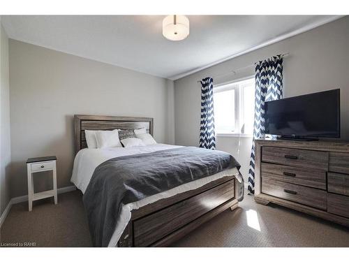 379 Erie Avenue, Brantford, ON - Indoor Photo Showing Bedroom