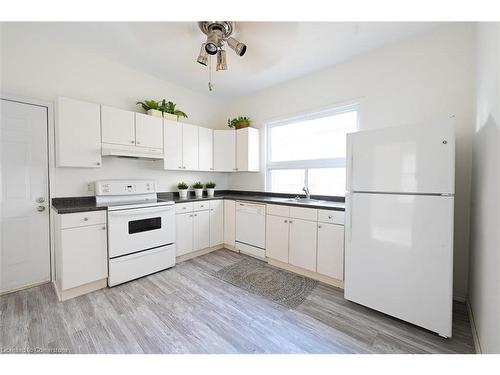 5768 Summer Street, Niagara Falls, ON - Indoor Photo Showing Kitchen