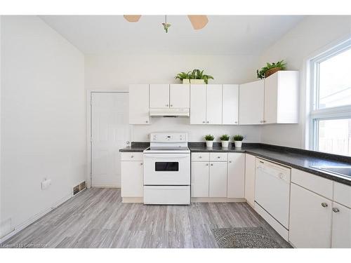 5768 Summer Street, Niagara Falls, ON - Indoor Photo Showing Kitchen