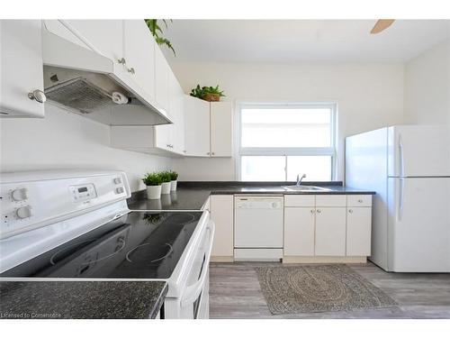 5768 Summer Street, Niagara Falls, ON - Indoor Photo Showing Kitchen