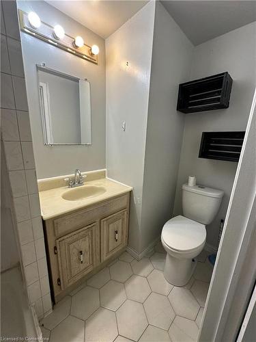 B-22 Amherst Circle, Hamilton, ON - Indoor Photo Showing Bathroom