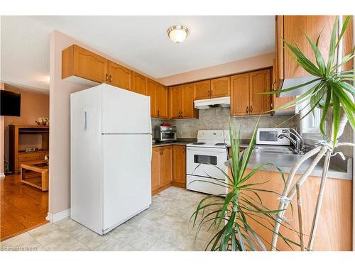 1075 Johnson'S Lane, Mississauga, ON - Indoor Photo Showing Kitchen With Double Sink