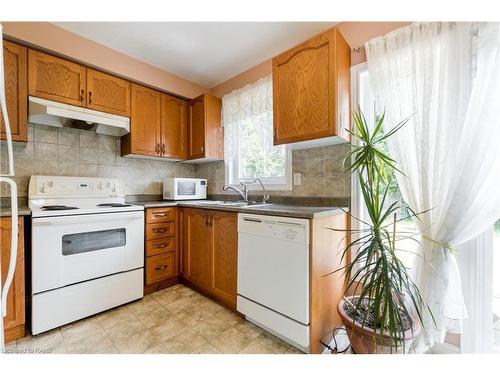 1075 Johnson'S Lane, Mississauga, ON - Indoor Photo Showing Kitchen With Double Sink