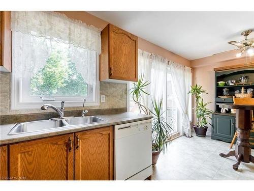 1075 Johnson'S Lane, Mississauga, ON - Indoor Photo Showing Kitchen With Double Sink