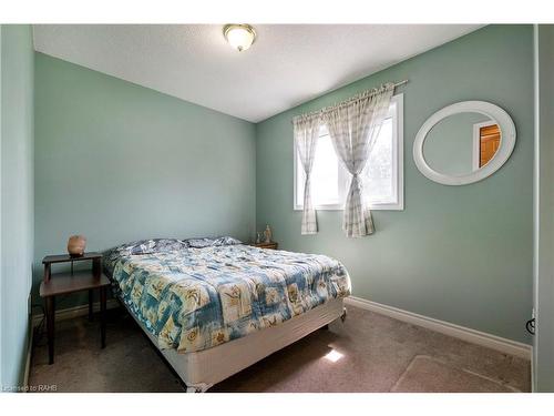 1075 Johnson'S Lane, Mississauga, ON - Indoor Photo Showing Bedroom