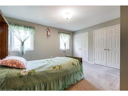 1075 Johnson'S Lane, Mississauga, ON - Indoor Photo Showing Bedroom