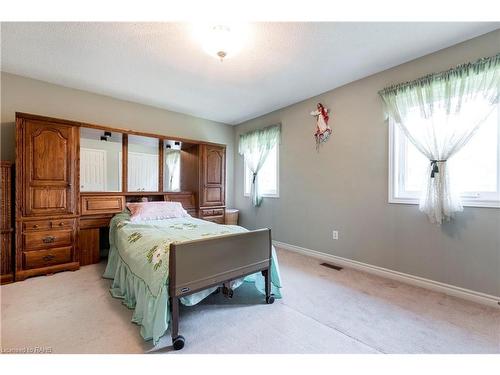 1075 Johnson'S Lane, Mississauga, ON - Indoor Photo Showing Bedroom