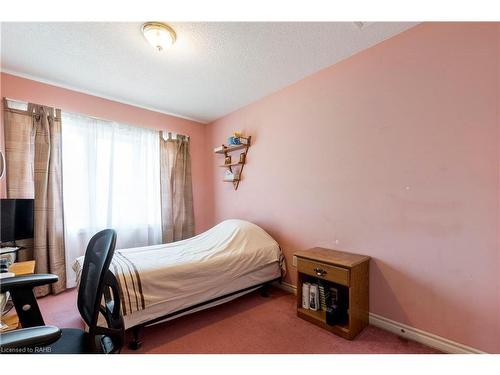 1075 Johnson'S Lane, Mississauga, ON - Indoor Photo Showing Bedroom