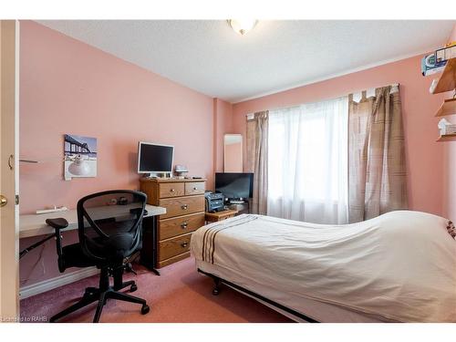 1075 Johnson'S Lane, Mississauga, ON - Indoor Photo Showing Bedroom