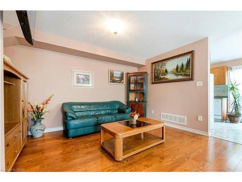 1075 Johnson'S Lane, Mississauga, ON - Indoor Photo Showing Living Room