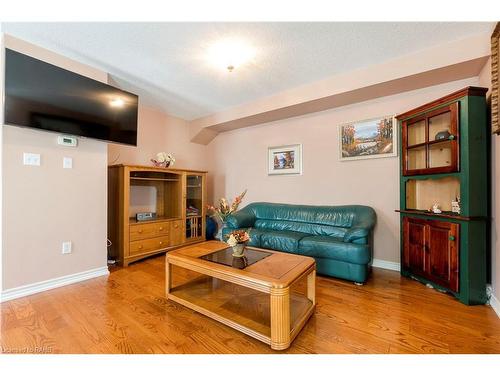 1075 Johnson'S Lane, Mississauga, ON - Indoor Photo Showing Living Room