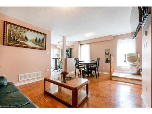 1075 Johnson'S Lane, Mississauga, ON - Indoor Photo Showing Living Room