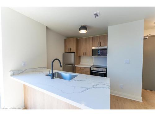 506-11 Robert Street, Hamilton, ON - Indoor Photo Showing Kitchen