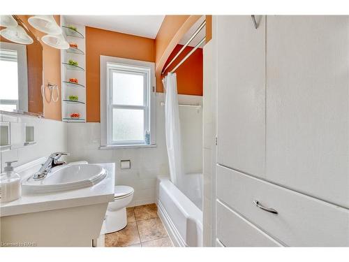 72 Mountain Park Avenue, Hamilton, ON - Indoor Photo Showing Bathroom