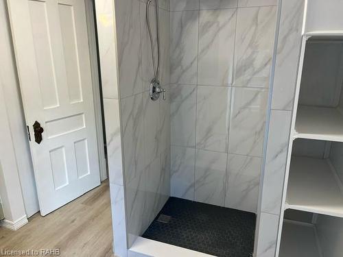 4-2 Undermount Avenue, Hamilton, ON - Indoor Photo Showing Bathroom