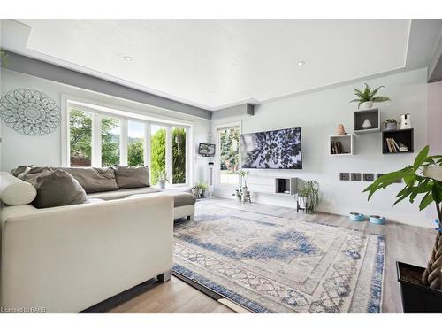 225 Helena Avenue, Winona, ON - Indoor Photo Showing Living Room