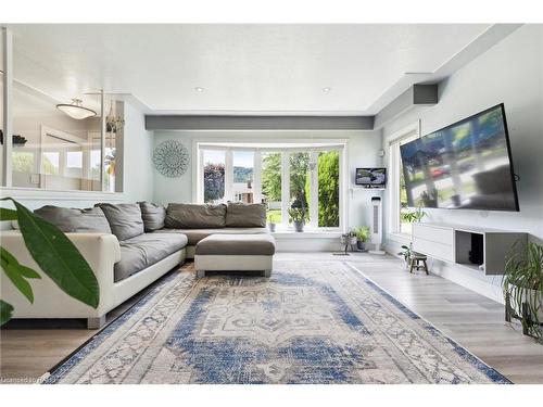 225 Helena Avenue, Winona, ON - Indoor Photo Showing Living Room