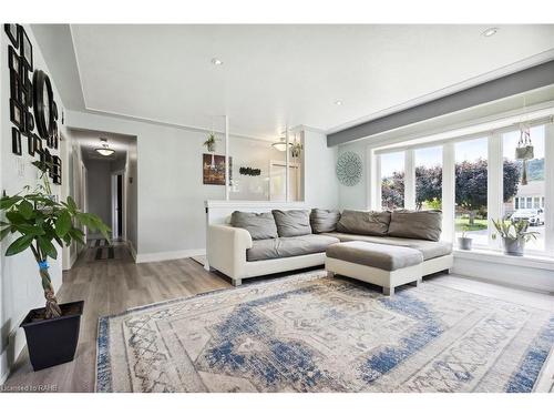 225 Helena Avenue, Winona, ON - Indoor Photo Showing Living Room