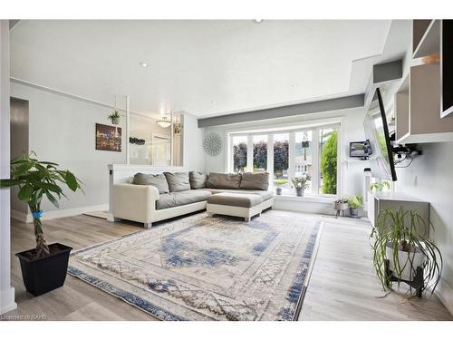 225 Helena Avenue, Winona, ON - Indoor Photo Showing Living Room