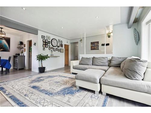 225 Helena Avenue, Winona, ON - Indoor Photo Showing Living Room