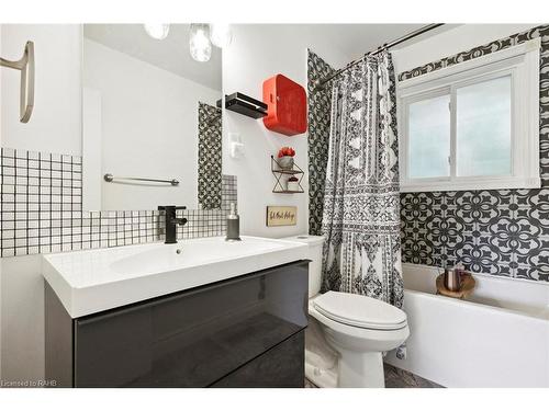 225 Helena Avenue, Winona, ON - Indoor Photo Showing Bathroom