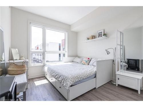 512-340 Plains Road E, Burlington, ON - Indoor Photo Showing Bedroom