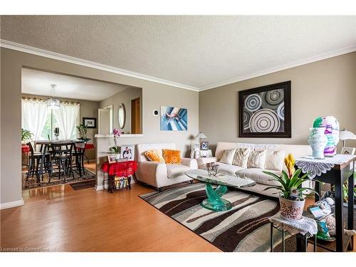 5934 North Street, Niagara Falls, ON - Indoor Photo Showing Living Room