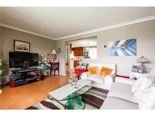 5934 North Street, Niagara Falls, ON - Indoor Photo Showing Living Room