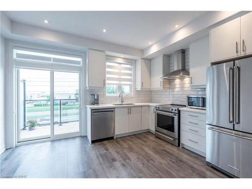 11-120 Court Drive, Paris, ON - Indoor Photo Showing Kitchen With Upgraded Kitchen