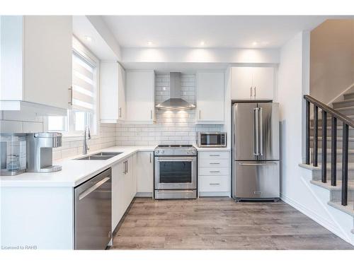 11-120 Court Drive, Paris, ON - Indoor Photo Showing Kitchen With Double Sink With Upgraded Kitchen