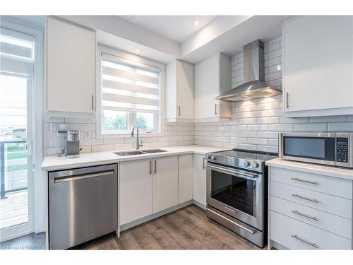 11-120 Court Drive, Paris, ON - Indoor Photo Showing Kitchen With Double Sink With Upgraded Kitchen