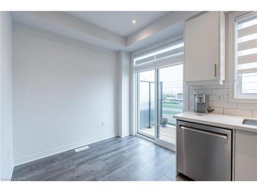 11-120 Court Drive, Paris, ON - Indoor Photo Showing Kitchen