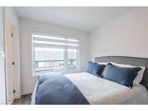 11-120 Court Drive, Paris, ON - Indoor Photo Showing Bedroom