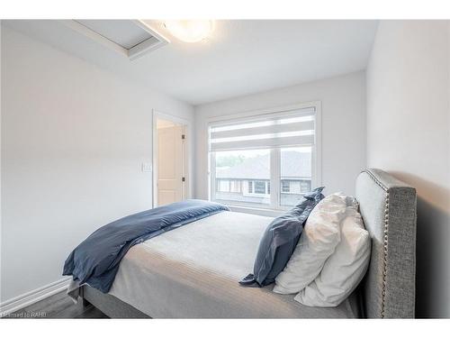 11-120 Court Drive, Paris, ON - Indoor Photo Showing Bedroom