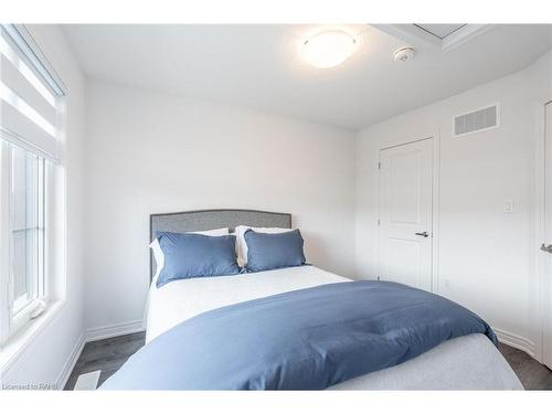 11-120 Court Drive, Paris, ON - Indoor Photo Showing Bedroom