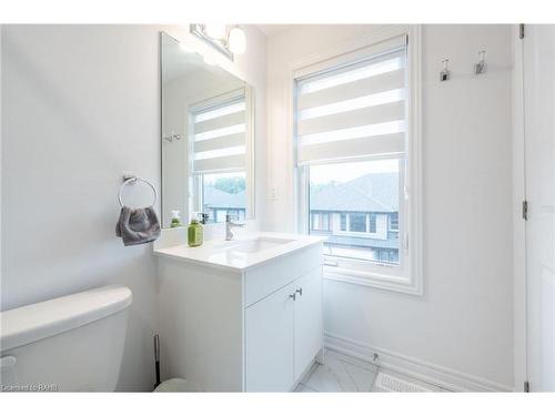 11-120 Court Drive, Paris, ON - Indoor Photo Showing Bathroom